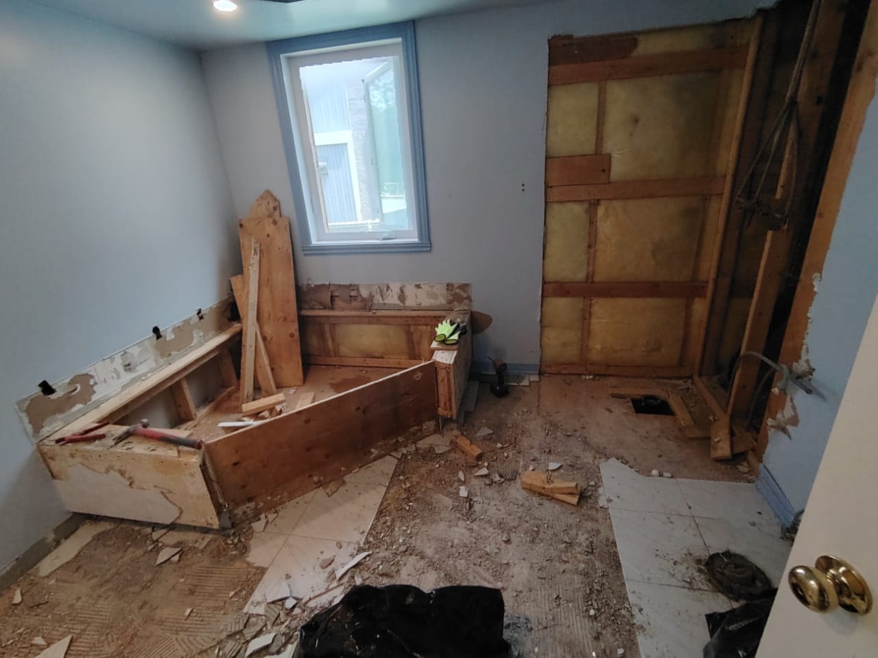 Salle de bain Saint-Bruno — avant rénovation